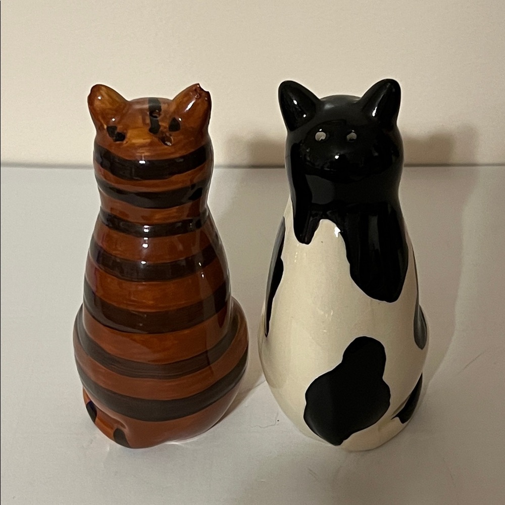 Vintage Cat Salt and Pepper Shakers. Tabby cat and black and white cat. - Picture 4 of 6